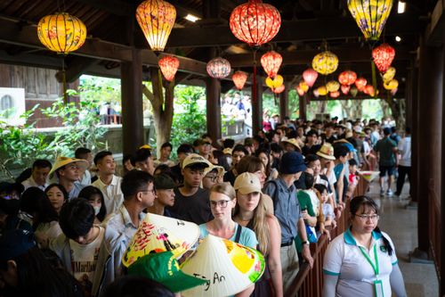  Theo Ban Quản lý Di sản Tràng An, khu di sản không quy định cứng số lượng vé bán ra mỗi ngày. Tuy nhiên, căn cứ vào tình hình thực tế tại bến thuyền, lượng khách chờ, khả năng điều phối thuyền và sức chứa vận hành, đơn vị sẽ chủ động điều tiết để tránh quá tải. 