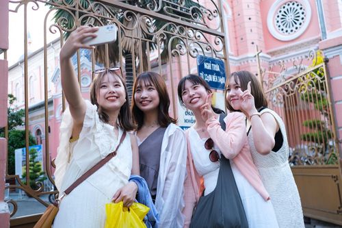  Nhóm du khách Nhật Bản check-in nhà thờ Tân Định, TP.HCM, năm 2024. Ảnh: Linh Huỳnh. 