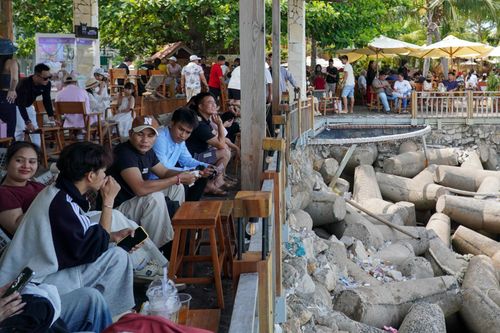 Quán trang bị nhiều ô lớn để che chắn cho các bàn khách ngoài trời. Ngay từ sớm, nhiều khu vực cũng đã có nắng và nhiệt độ càng về trưa càng tăng. Vì vậy, nhiều người có nhu cầu tìm nơi giải khát, ngắm cảnh sau khi đi thăm thú, tắm biển.