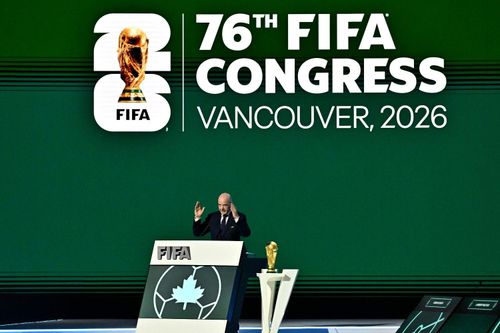 Chủ tịch FIFA Gianni Infantino phát biểu tại Đại hội FIFA lần thứ 76 diễn ra ở Trung tâm Hội nghị Vancouver (Canada) ngày 30/4. Ảnh: Jennifer Gauthier/Reuters.