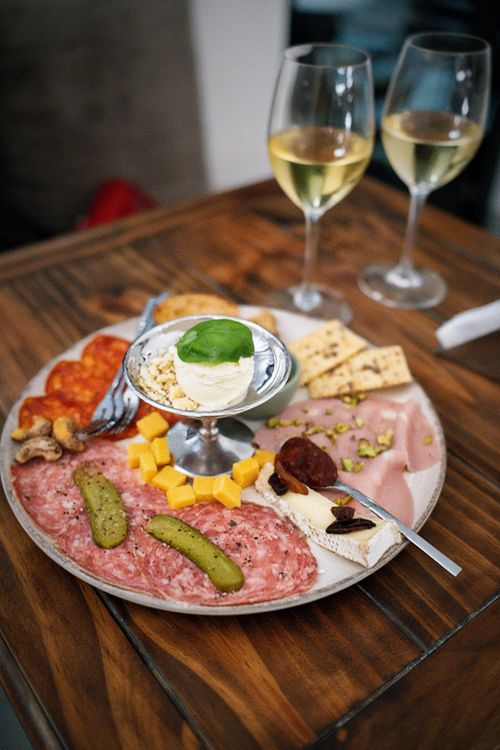  Từ cold cut đơn giản, nhiều wine bar Hà Nội đang chuyển sang menu nóng và kết hợp bài bản, đưa món ăn lên vị trí ngang hàng với rượu. 