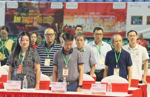 Các đại biểu dành phút mặc niệm tri ân các bậc tiền nhân, anh hùng liệt sĩ đã hi sinh vì độc lập, tự do của dân tộc