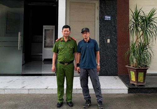 Anh Nguyễn Ngọc Tuấn (bên phải) cùng lực lượng công an tại hiện trường vụ cháy nhà dân ở phường Hạc Thành. Ảnh: Công an Thanh Hóa