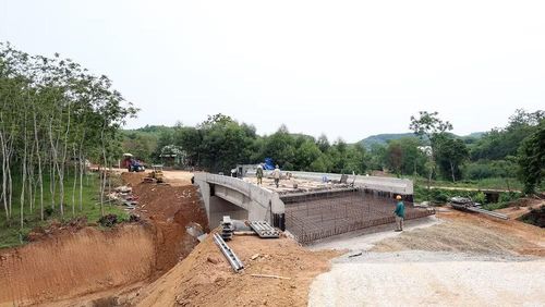 Cầu trên tuyến đã dần được hoàn thiện.