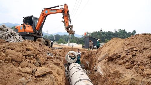 Đơn vị thi công triển khai lắp đặt cống thoát nước.