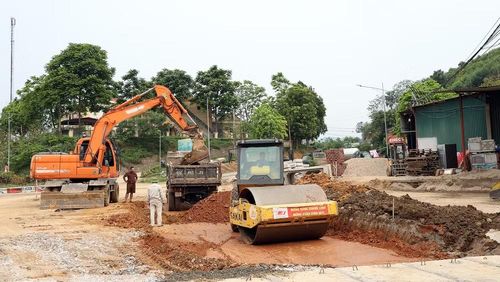 Đơn vị thi công triển khai đào, đắp nền đường.