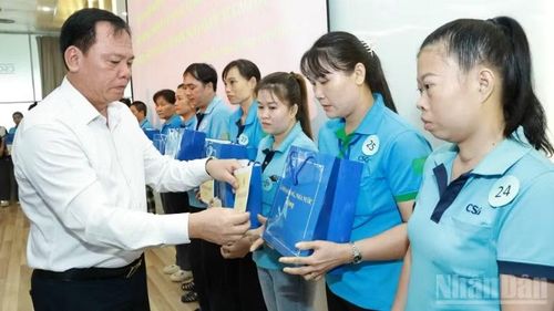 Phó Bí thư Thành ủy Đồng Nai Võ Tấn Đức tặng quà cho công nhân.