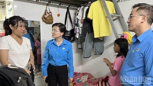 Phó Chủ tịch Thường trực Liên đoàn Lao động thành phố Đồng Nai Bùi Thị Bích Thủy (thứ hai từ trái qua) trong một lần thăm công nhân ở trọ.