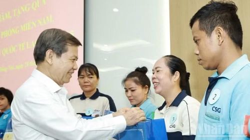 Đồng chí Lê Minh Trí, Ủy viên Bộ Chính trị, Bí thư Trung ương Đảng, Trưởng ban Nội chính Trung ương tặng quà cho công nhân Công ty Chang Shin Việt Nam trách nhiệm hữu hạn.
