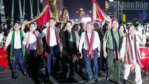 Đại biểu diễu hành "Dòng chảy bình yên".