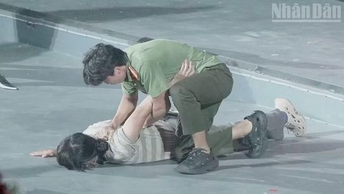 Cùng tiết mục ca múa kịch.