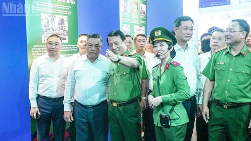 Các đồng chí Ủy viên Bộ Chính trị: Trần Sỹ Thanh, Bí thư Trung ương Đảng, Chủ nhiệm Ủy ban Kiểm tra Trung ương; Đại tướng Lương Tam Quang, Bộ trưởng Công an tham quan triển lãm.