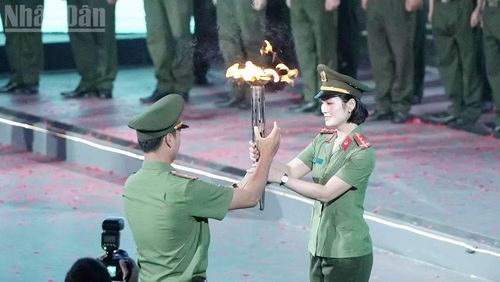 Nghi thức rước đuốc thiêng liêng.