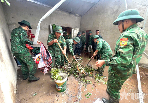  Cán bộ, chiến sĩ Đồn Biên phòng Dào San giúp dân khắc phục hậu quả mưa, dông. 