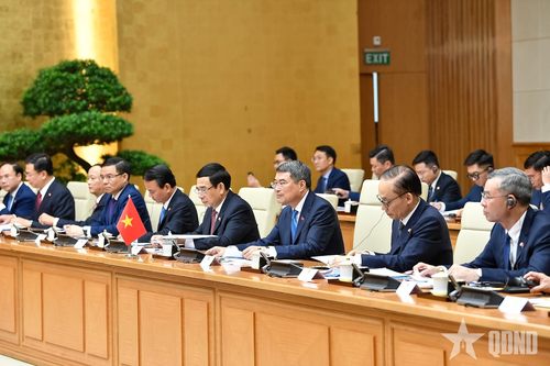 Thủ tướng Lê Minh Hưng và đoàn đại biểu cấp cao Việt Nam tại hội đàm. 