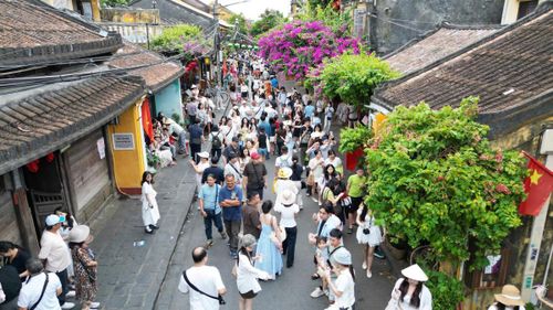 Hội An đông nghẹt du khách. Ảnh: Hải Quỳnh