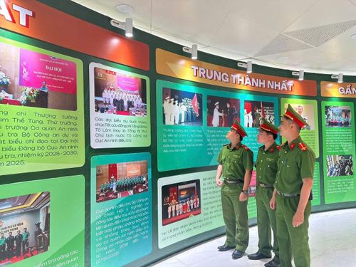 Cán bộ chiến sĩ Công an TP Đà Nẵng tham quan triển lãm "80 năm An ninh nhân dân - Lá chắn thầm lặng".