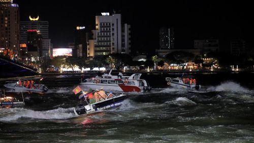 Màn biểu diễn hành động trên sông với sự tham gia của lực lượng cascadeur và chiến sĩ Công an với những pha rượt đuổi, xử lý tình huống được tập luyện kỹ lưỡng