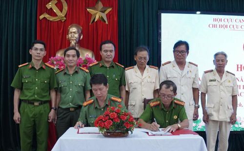 Hội nghị ký kết phối hợp giữa Công an phường và Chi hội Cựu CAND phường Bàn Thạch.