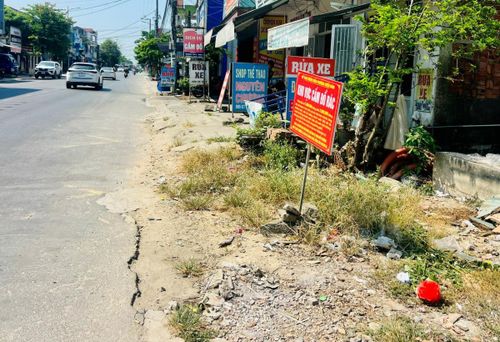 Dự án Nâng cấp vỉa hè, hệ thống thoát nước đường Trần Nhân Tông vẫn còn nhiều đoạn chưa được thực hiện.