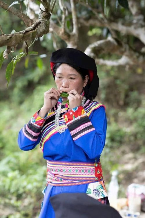Chị Min Thị Nguyệt với điệu khèn lá.