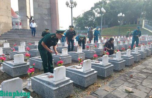 Lực lượng vũ trang, lãnh đạo, cán bộ, công chức xã A Vương, trưởng thôn, bí thư chi bộ và già làng thắp hương tại nghĩa trang liệt sĩ Tây Giang. Ảnh: Trúc Hà