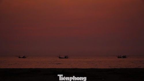 Mùa mực kéo dài từ khoảng tháng 2 đến tháng 6 âm lịch và được xem là thời điểm mang lại nguồn thu nhập ổn định cho ngư dân địa phương.
