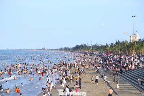 Ghi nhận chiều 1/5, hàng vạn khách đã đổ về biển Cửa Lò để vui chơi, tắm mát.