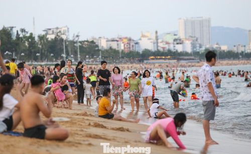Tại bãi biển Quy Nhơn, tỉnh Gia Lai: Theo ghi nhận, 16h hằng ngày dù nắng nóng nhưng nhiều người dân, du khách đã bắt đầu ra bãi cát vui đùa, tắm biển, chơi thể thao.