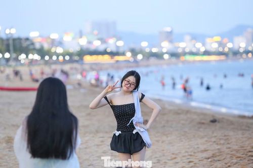 Các bạn trẻ check-in bên bờ biển Quy Nhơn.