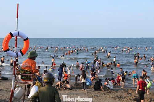 Để đảm bảo an toàn cho du khách, lực lượng chức năng đã cắm biển cảnh báo tại các khu vực nguy hiểm, đồng thời bố trí nhân viên cứu hộ túc trực cả trên bờ lẫn dưới nước.