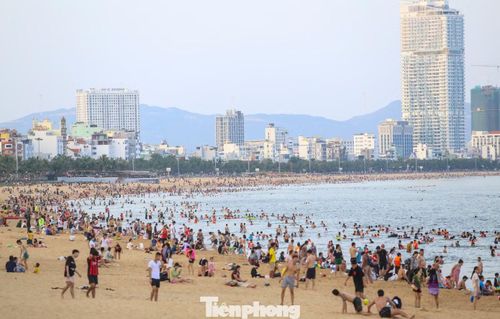 Biển Quy Nhơn đông nghịt người xuống tắm.