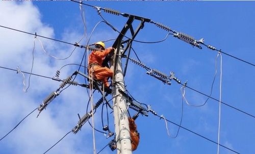 Hạ tầng truyền tải quá tải khiến nhiều dự án năng lượng tái tạo chưa thể phát huy hết công suất.
