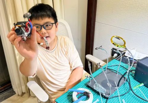 Nhiều cư dân mạng nghi ngờ tài năng của Che, cho rằng tất cả do cha mẹ cậu dàn dựng.