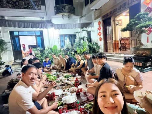 Ca sĩ Hòa Minzy cùng đại gia đình quây quần bên mâm cơm. Giọng ca Bắc Bling chia sẻ: "Chuyên mục khoe bữa cơm ngày lễ. Có gia đình ai vẫn có thói quen mỗi dịp quây quần ăn uống ngoài sân như nhà tôi không".