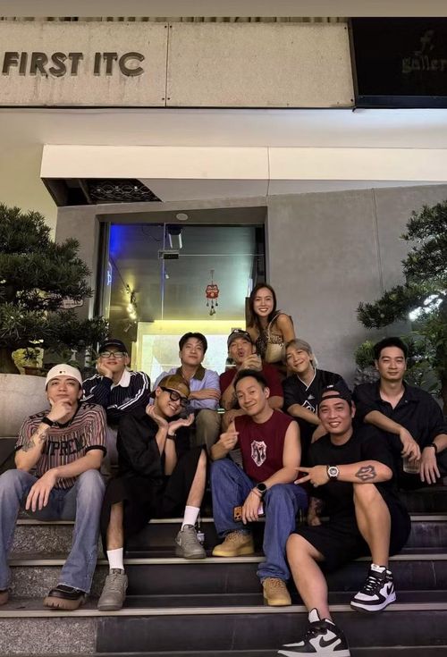 Soobin tụ họp cùng hội nghệ sĩ "Anh trai vượt ngàn chông gai" như Cường Seven, Đinh Tiến Đạt, Kay Trần, S.T Sơn Thạch, producer Slim V... và dành thời gian nghỉ dưỡng trong dịp lễ.