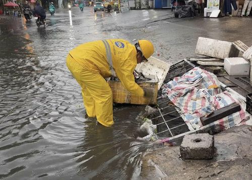 Công nhân vệ sinh các miệng cống bị rác và các vật dụng che chắn.