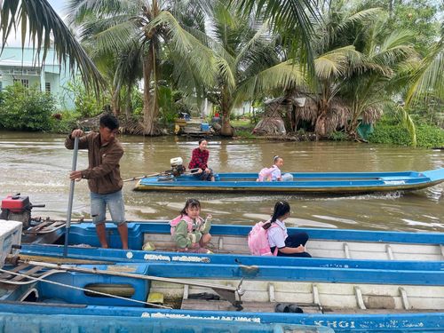 Học sinh chủ yếu đi học bằng phương tiện xuồng máy vào mùa mưa.