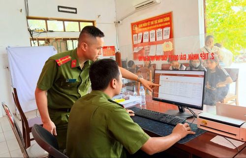 Lực lượng Công an xã Quỳnh Phú rà soát dữ liệu, tìm kiếm thông tin thân nhân liệt sĩ cho người dân.