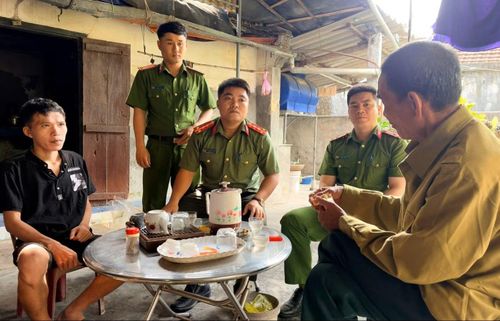 Niềm xúc động của gia đình anh Nguyễn Quỳnh Thắng khi nhận thông tin về thân nhân liệt sĩ sau 45 năm.
