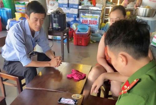 Lực lượng chức năng phường Thuận Hóa (TP Huế) làm việc với đại diện cơ sở bán quán Cơm Bà Chủ.