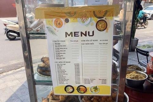Bảng niêm yết giá được dán ở tủ đựng đồ ăn được đoàn kiểm tra ghi nhận vào thời điểm tới làm việc .