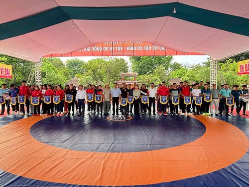 Tặng cờ lưu niệm cho các đội tham dự giải.