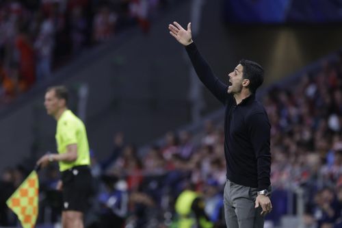 Arteta liên tục than vãn về trọng tài. Ảnh: EFE