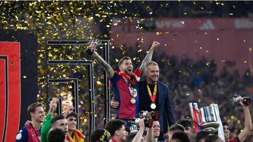 HLV Hansi Flick cùng Barca giành La Liga, Cúp Nhà Vua Tây Ban Nha, Siêu cúp Tây Ban Nha, nhưng chiếc cúp C1 mới là mục tiêu lớn nhất của đội. Ảnh: AS