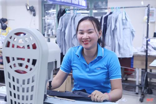 Từng là thợ may "tay ngang", nay chị Hạnh đã trở thành một người thợ lành nghề.