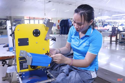 Tự mày mò học hỏi, chị Hạnh đã có nhiều sáng kiến ứng dụng hiệu quả vào sản xuất.