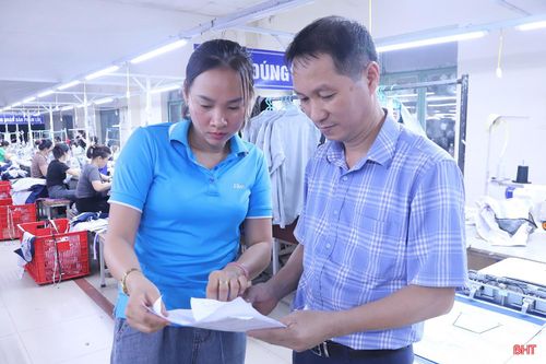 Chị Hạnh tích cực tham gia hoạt động, đề xuất nhiều giải pháp cho công tác công đoàn.