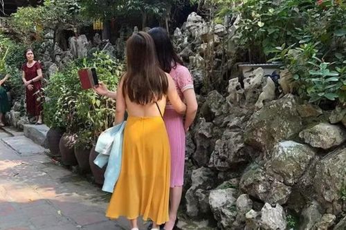 Tình trạng check-in phản cảm khi vào đền, chùa khá phổ biến (Nguồn ảnh: Internet)