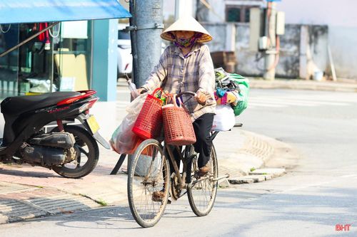 Những người thu nhặt ve chai với chiếc xe đạp đã cũ rong ruổi trên khắp các con phố, tìm kiếm vỏ lon, chai nhựa, bìa carton, sắt vụn... để bán. Số tiền không nhiều nhưng với họ là nguồn thu nhập chính để trang trải cuộc sống hằng ngày.